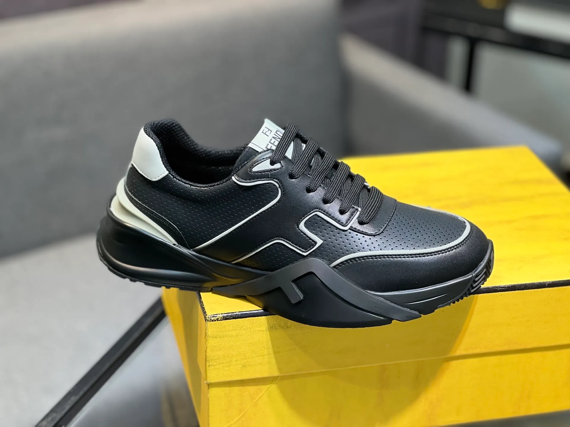Men's shoes 💰580 FENDI men's fashion casual shoes 👟Hot sale🔥Official website 1:1 replica ⬆️Original quality - Original leather - Original breathable mesh lining Original outsole 1:1 replica, code number 38-44 (45-46 customized)